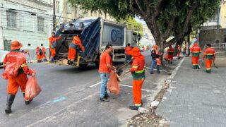 Prefeitura de Manaus intensifica limpeza urbana no centro da cidade neste domingo