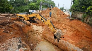 Prefeitura escava oito metros de profundidade para retirar antiga tubulação na avenida Mário Ypiranga