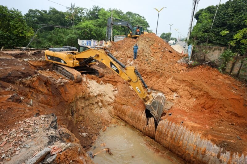 Prefeitura escava oito metros de profundidade para retirar antiga tubulação na avenida Mário Ypiranga