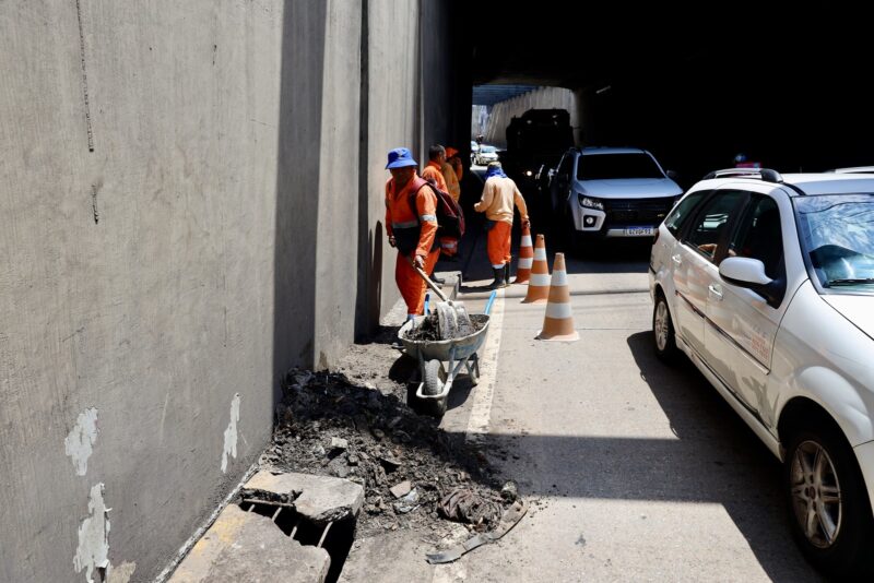 Prefeitura intensifica de limpeza e desobstrução no viaduto das avenidas Darcy Vargas com Ephigênio Salles