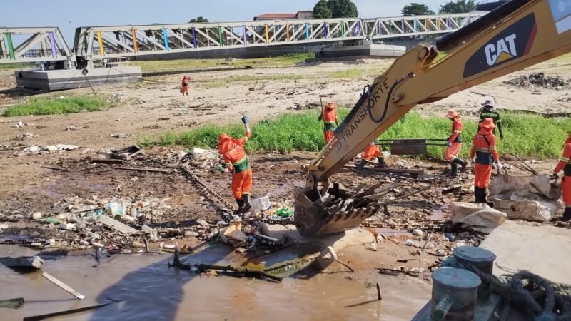 Operação intensiva de limpeza na orla do rio Negro (Foto: Divulgação/Semulsp) Prefeitura intensifica limpeza na orla do rio Negro durante período de seca