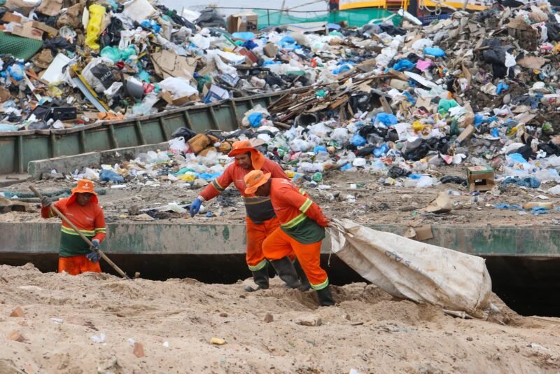 A mobilização reuniu mais de 150 servidores (Foto: Clóvis Miranda/Semcom) Prefeitura promove grande ação de limpeza na orla do rio Negro