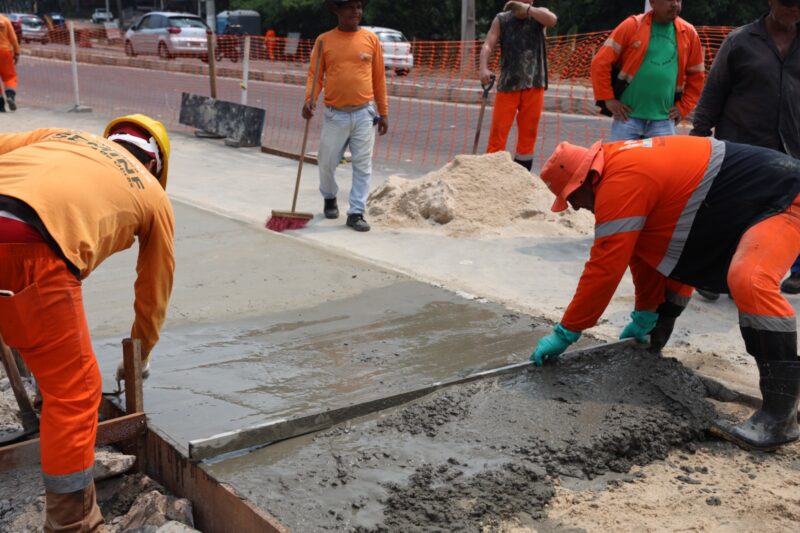 Prefeitura realiza a reconstrução de 200 metros do passeio público na avenida Mário Ypiranga