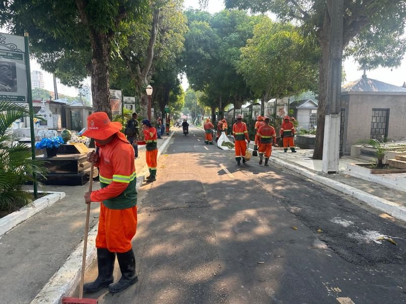 Ação de limpeza no cemitério São João Batista (Foto: Divulgação/Semulsp) Prefeitura realiza ação de limpeza no cemitério São João Batista
