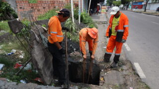 Prefeitura realiza limpeza e desobstrução de bueiros entupidos na alameda Cosme Ferreira