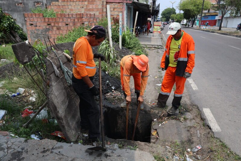 Limpeza e a desobstrução de bueiros entupidos, na alameda Cosme Ferreira (Foto: Márcio Melo/Seminf) Prefeitura realiza limpeza e desobstrução de bueiros entupidos na alameda Cosme Ferreira