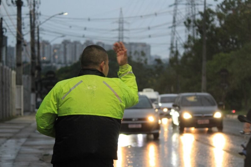 O IMMU estuda a possibilidade de instalar um semáforo ou uma passarela (Foto: Karol Silva/IMMU) Prefeitura realiza pesquisa para melhorar travessia de pedestres na avenida das Torres