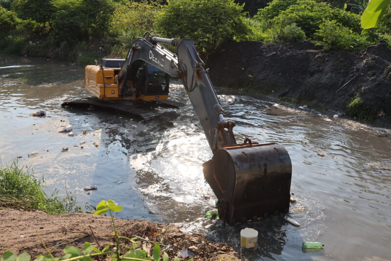 Prefeitura realiza serviços de limpeza em igarapé no bairro Flores