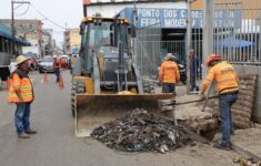 Prefeitura realiza trabalhos de limpeza e desobstrução na área comercial do Centro