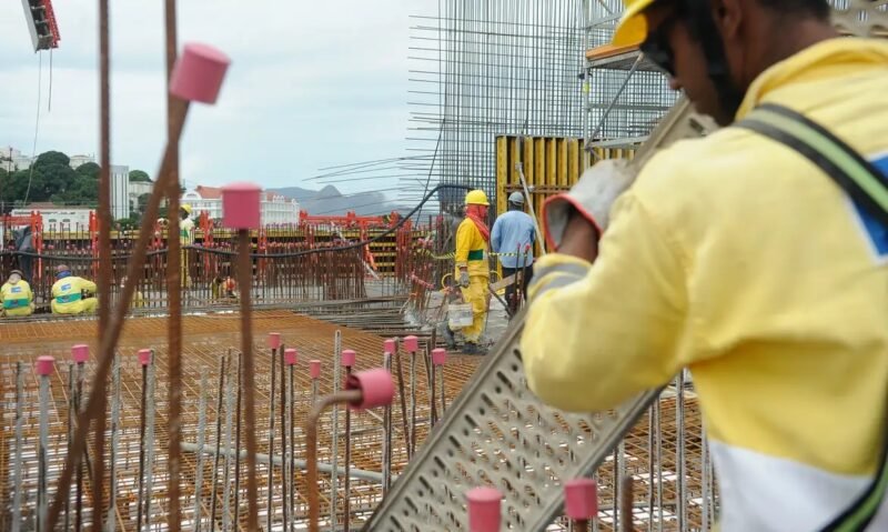 Canteiro de obras (Foto: Tânia Rêgo/Agência Brasil) Proposta sobre fim da jornada 6×1 movimenta redes sociais