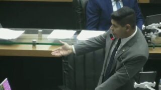 Vídeo: bate-boca entre deputados causa suspensão de PL que obriga postos informarem sobre gasolina refinada