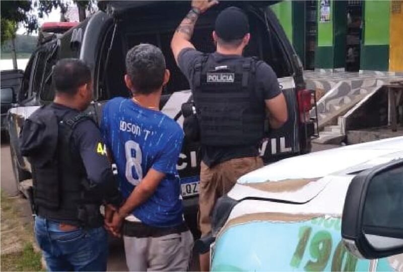 O homem estava fugindo em uma canoa (Foto: Divulgação/PC-AM) AM: homem é preso por manter esposa e filhas em cárcere privado