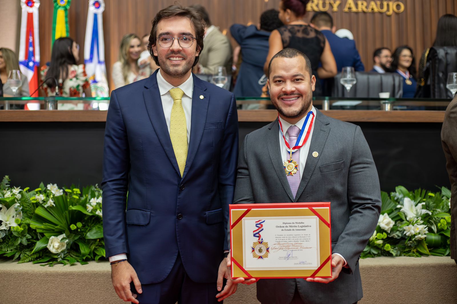 Deputado Adail Filho recebe a Medalha da Ordem do Mérito Legislativo (Foto: Jhonatan Darth) Deputado Adail Filho é homenageado pela Aleam com a Medalha do Mérito Legislativo