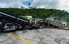 O acidente gravíssimo deixou 38 mortos na BR-116, em Minas Gerais (Foto: Divulgação/Corpo de Bombeiros)