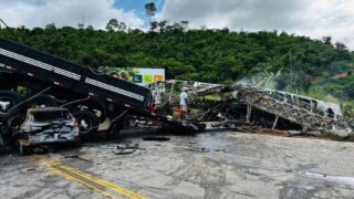 O acidente gravíssimo deixou 38 mortos na BR-116, em Minas Gerais (Foto: Divulgação/Corpo de Bombeiros)