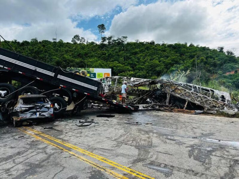 Acidente gravíssimo provoca mortes na BR-116, em Minas Gerais