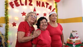 Idosas atendidas pelo Cras Alvorada 3 participam de baile e confraternização natalina