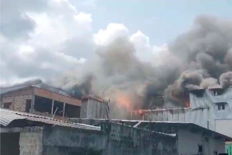 O incêndio ocorreu na última terça-feira (3), iniciando em um galpão de uma distribuidora (Foto: Reprodução) Implurb realiza interdição de imóveis na ‘rua do Fuxico’ após incêndio