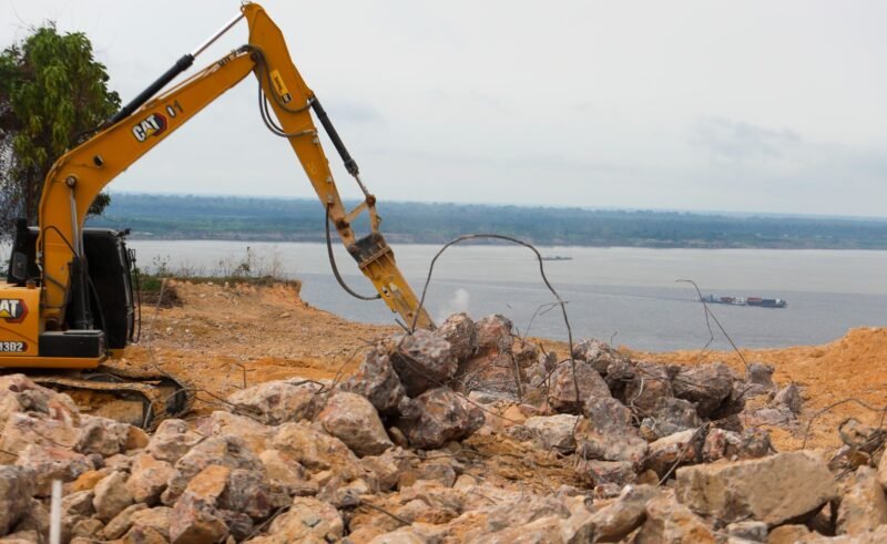 Obra do parque Encontro das Águas avança na contenção do talude com concreto injetado