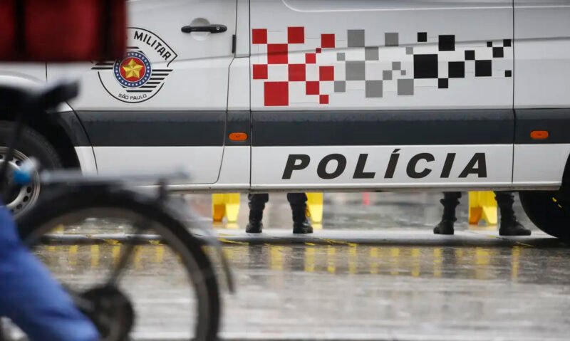 Os três suspeitos foram levados para a DEPP (Foto: Paulo Pinto/Agência Brasil) Polícia prende suspeitos de matar delator no Aeroporto de Guarulhos