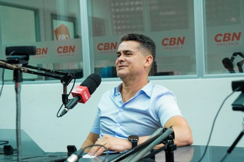 Prefeito David Almeida anuncia permanência de quatro secretários