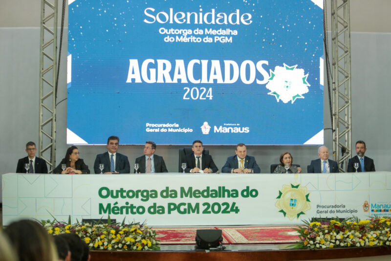 Prefeito David Almeida entrega ‘Medalha do Mérito da PGM’ a 14 personalidades