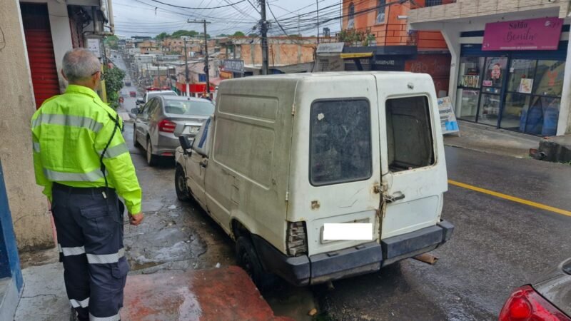 Remoção de sucatas abandonadas nas vias públicas da cidade (Foto: Divulgação/IMMU) Prefeitura intensifica operações de remoção de sucatas em Manaus