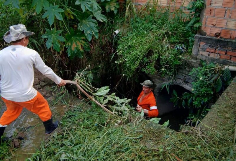 Prefeitura realiza limpeza e desobstrução em bueiros da comunidade Riacho Doce