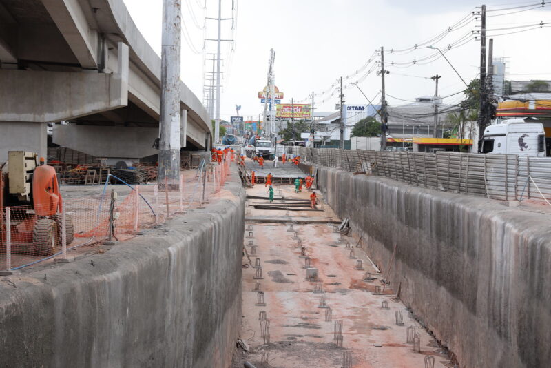 Prefeitura trabalha na concretagem da laje inferior do complexo viário Rei Pelé