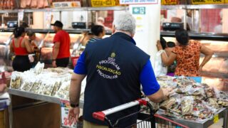 Procon-AM apreende e descarta mais de 80 produtos impróprios para consumo em supermercado