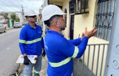 Visitas porta a porta em bairros da cidade (Foto: Divulgação/Águas de Manaus)