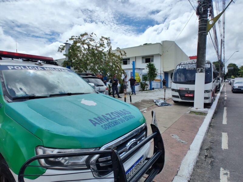 AM: micro-ônibus invade calçada e mata homem atropelado