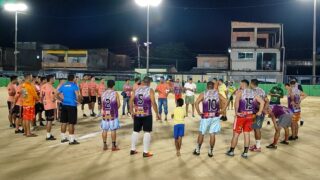 Parlamentar conversa com jogadores, comissão técnica e a comunidade (Foto: Anderson Silva)