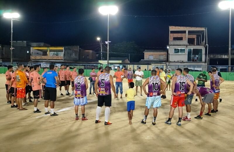 Parlamentar conversa com jogadores, comissão técnica e a comunidade (Foto: Anderson Silva) Carlos Pai Amado prestigia 3ª Copa dos Horários de Futebol do Nova Floresta