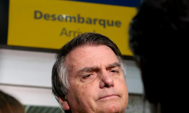 Citando possível fuga, Moraes nega devolver passaporte de Bolsonaro