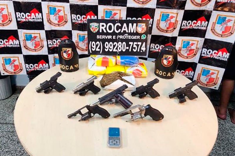 Rocam apreende armas e entorpecentes (Foto: Divulgação/PMAM) Dupla é presa com arsenal e drogas no Alvorada, em Manaus