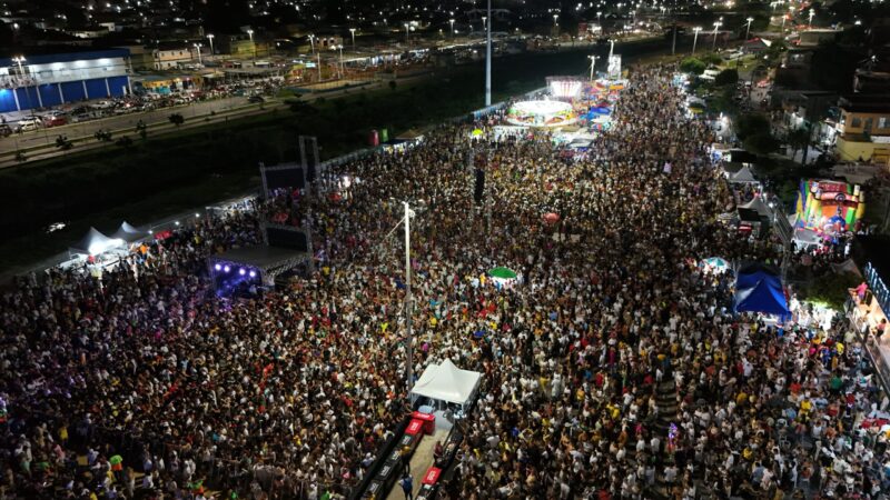 Multidão celebra início de 2025 no Parque Amazonino Mendes