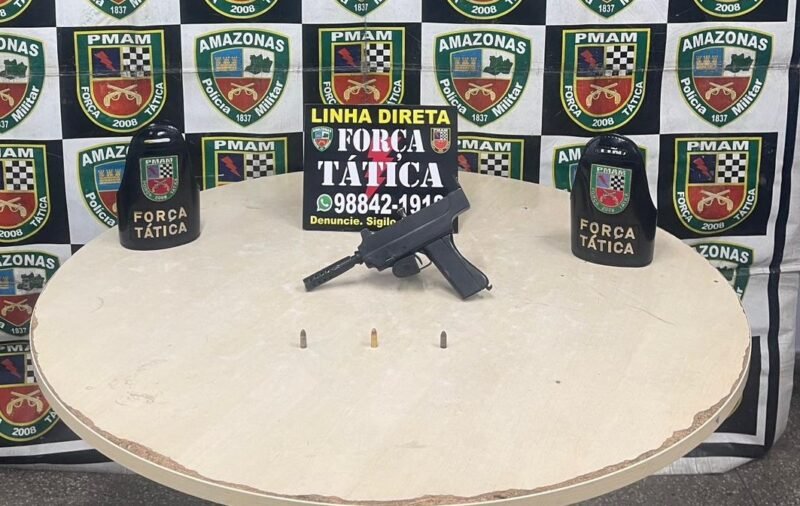 Apreensão de arma de fogo pela Força Tática (Foto: Divulgação/PMAM) PM prende três homens e apreende cinco armas de fogo em Manaus