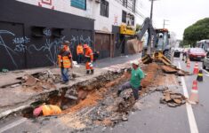 Operação emergencial para fechar cratera (Foto: Divulgação/Seminf)