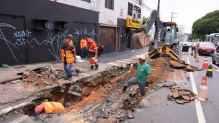 Operação emergencial para fechar cratera (Foto: Divulgação/Seminf)