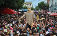 Banda da Bica arrasta milhares de foliões no Centro de Manaus