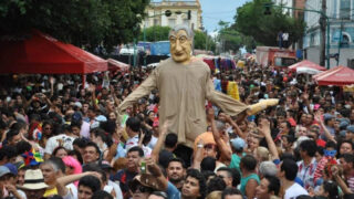 Banda da Bica arrasta milhares de foliões no Centro de Manaus