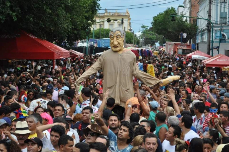 Banda da Bica arrasta milhares de foliões no Centro de Manaus