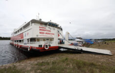 Ministra da Saúde conhece Barco Hospital São João XXIII