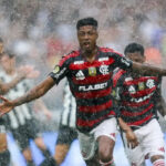 Bruno Henrique fez dois gols na partida (Foto: Gilvan de Souza/CRF)