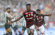 Bruno Henrique fez dois gols na partida (Foto: Gilvan de Souza/CRF)