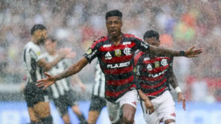 Bruno Henrique fez dois gols na partida (Foto: Gilvan de Souza/CRF)