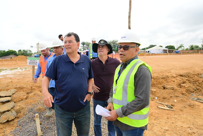 David Almeida e Eduardo Braga vistoriam obras de casas