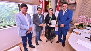 Yara Lins recebe 'Medalha de Ouro Cidade de Manaus'