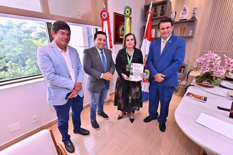 Yara Lins recebe ‘Medalha de Ouro Cidade de Manaus’